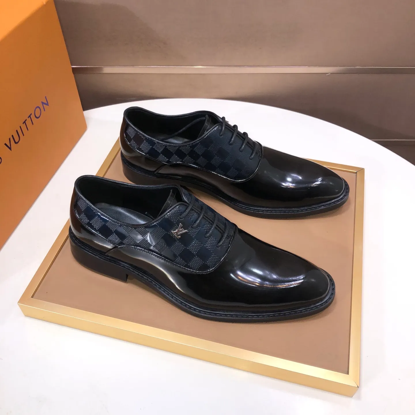 Men's men's shoes💰460💰【LV】(sheepskin lining) formal men's shoes! The high-end formal wear style is luxurious and elegant, with both practicality and style. We pay special attention to quality and details. The original version at the counter is 1:1 ultra-accurate replica👍🏻 The shoe last, leather, workmanship and comfort are not inferior! Material: imported cowhide upper, soft first layer of sheepskin! Code number: 38-45 (45 customized)